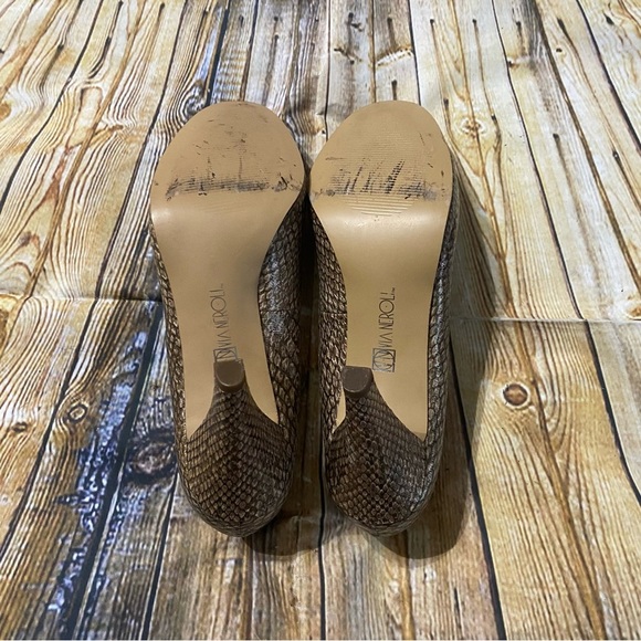 Via Neroli Pearlized Snake Skin Design Tan Gold Platform Pumps - Picture 2 of 4